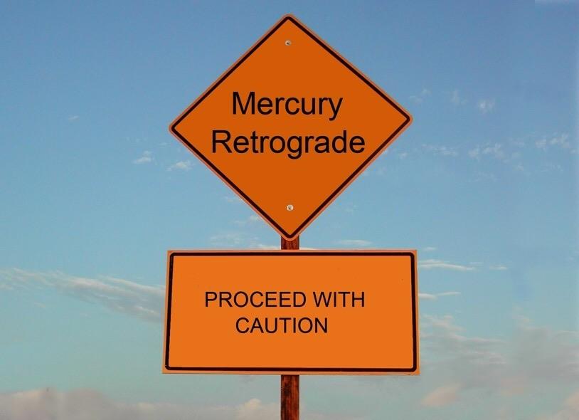 Mercury Retrograde Memes: Varningsskylt som säger, Mercury Retrograde, fortsätt med försiktighet.
