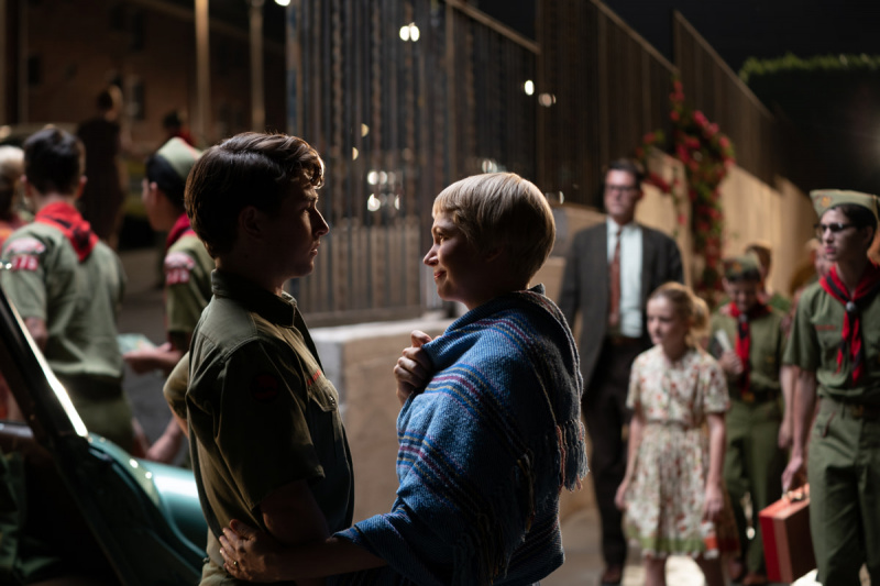  Gabrielis LaBelle kaip Sammy Fabelmanas, vilkintis skautų uniforma, susiduria su Michelle Williams, kaip Mitzi Fabelman, berniuko skautų renginyje „Universal Pictures“ filme „The Fablemans“