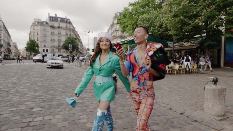   Ashley Park kaip Mindy, Jin Xuan Mao kaip Etienne 301 serijoje"Emily in Paris" Season 3 on Netflix