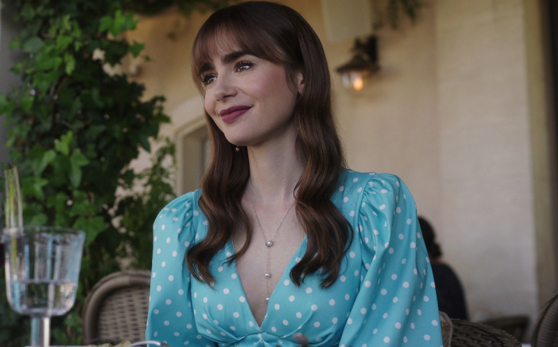 Lily Collins, Emily Cooper rolünde"Emily in Paris" Season 3 on Netflix