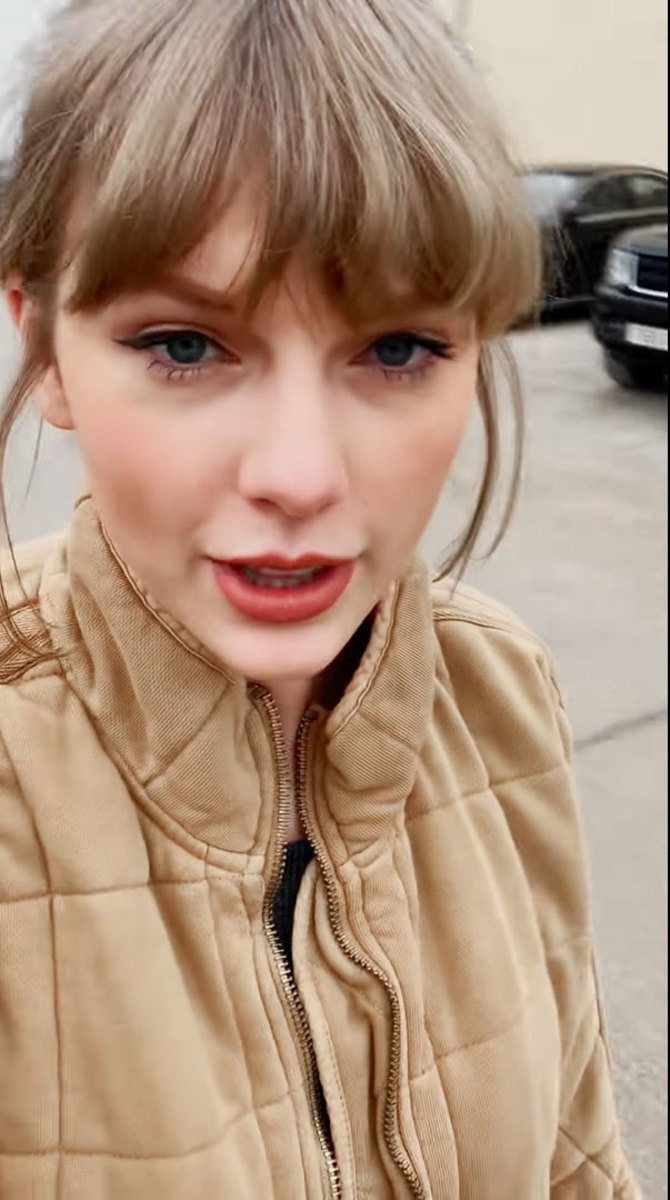 Taylor Swift indossa la giacca in maglia trapuntata Free People Dolman"How to Be a Cat" behind-the-scenes video from "Cats."