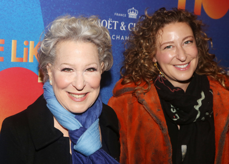 NIUJORKAS, NIUJORKAS – GRUODŽIO 11 d.: Bette Midler ir Sophie von Haselberg pozuoja naujo miuziklo atidarymo vakare"Some Like It Hot!" on Broadway at The Shubert Theatre on December 11, 2019 in New York City.