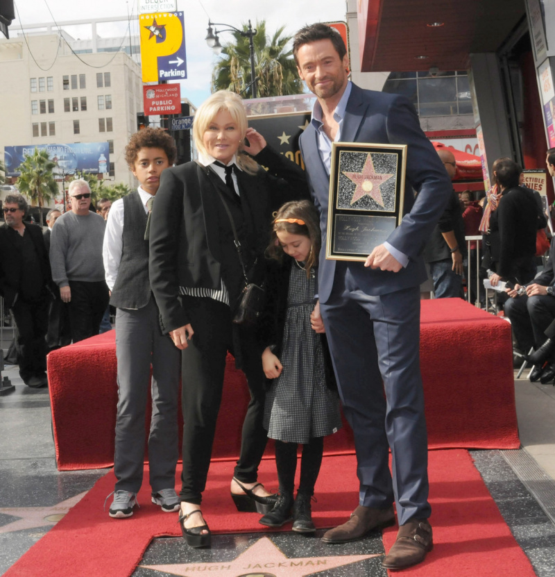 Deborra-Lee Furness, Hugh Jackman ve çocukları Oscar ve Ava, 13 Aralık 2012'de Hollywood, California'da The Hollywood Walk Of Fame'de Hugh Jackman Star törenine katılıyor. (Fotoğraf: Albert L. Ortega/Getty Images)