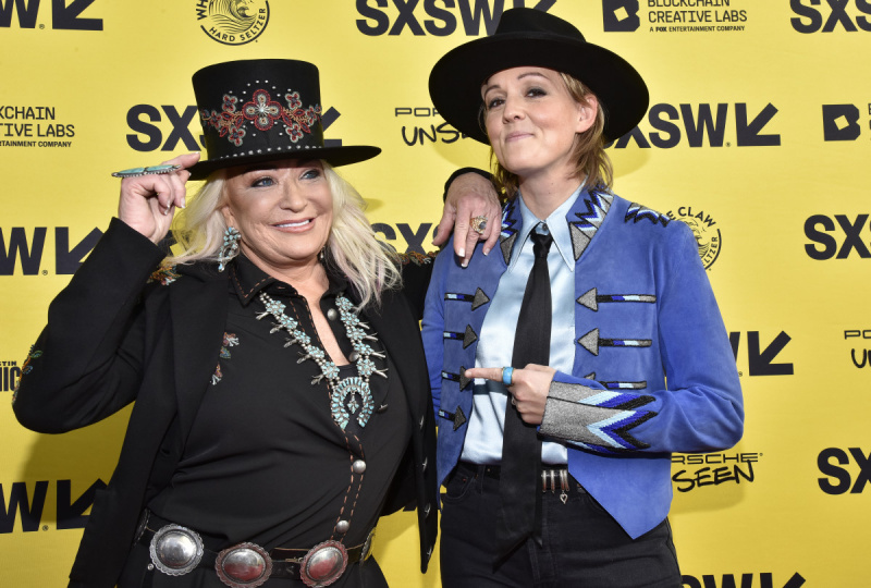 OSTINAS, TEKSASAS – KOVO 13 d.: Tanya Tucker (L) ir Brandi Carlile dalyvauja filmo premjeroje"The Return of Tanya Tucker" during the 2019 SXSW Conference and Festival - Day 3 at the Zach Theatre on March 13, 2019 in Austin, Texas. (Photo by Tim Mosenfelder/Getty Images)