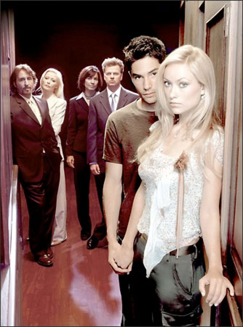 Kevin Anderson, Rachel Ticotin, Pamela Gidley, Ron Silver, Olivia Wilde en D.J. Cotrona in een promo-afbeelding voor de miniserie"Skin" in 2004