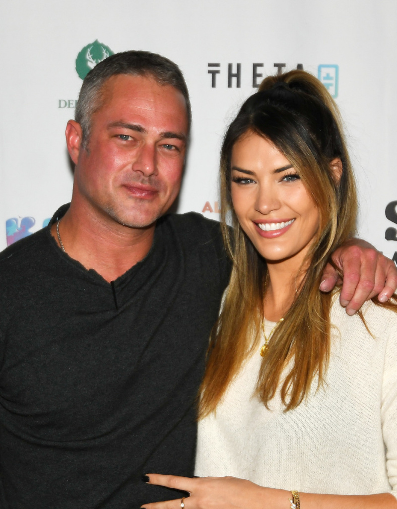   Esposa de Taylor Kinney - Taylor Kinney y Ashley Cruger asisten a Operation Smile's 10th Annual Park City Ski Challenge Presented By The St. Regis Deer Valley & Deer Valley Resort at The St. Regis Deer Valley on April 02, 2019 in Park City, Utah. (Photo by Alex Goodlett/Getty Images for Operation Smile)
