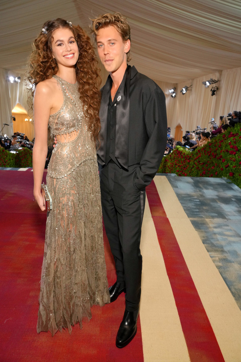   Kas yra Ostinas Butleris's girlfriend? Austin Butler is dating Kaia Gerber. NEW YORK, NEW YORK - MAY 02: (Exclusive Coverage) Kaia Gerber and Austin Butler arrive at The 2019 Met Gala Celebrating "In America: An Anthology of Fashion" at The Metropolitan Museum of Art on May 02, 2019 in New York City. (Photo by Kevin Mazur/MG22/Getty Images for The Met Museum/Vogue )