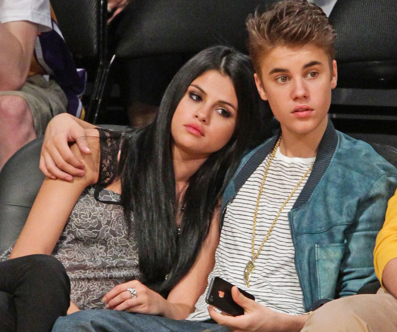   Selena Gomez ir Justinas Bieberis dalyvauja krepšinio rungtynėse tarp San Antonio Spurs ir Los Andželo Lakers Staples Center 2019 m. balandžio 17 d.