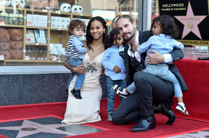 HOLLYWOOD, CA - 3 MAYIS: Aktris Zoe Saldana, Marco Perego, Bowie Ezio Perego-Saldana, Cy Aridio Perego-Saldana ve Zen Perego-Saldana, 3 Mayıs 2018'de Hollywood Walk of Fame'de Zoe Saldana'yı yıldızla onurlandıran törene katıldılar. Hollywood, Kaliforniya. (Fotoğraf: Axelle/Bauer-Griffin/FilmMagic)