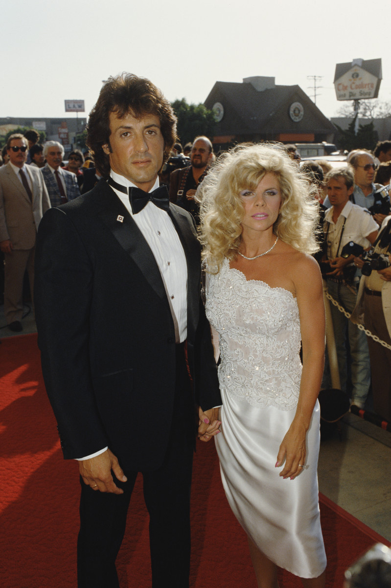   Amerikiečių aktorius, režisierius, scenaristas ir prodiuseris Sylvesteris Stallone ir jo žmona Sasha Czack dalyvauja filmo „Rhinestone“, kurį režisavo Bobas Clarkas, premjeroje. (Nuotrauka Bill Nation / Sygma per Getty Images)