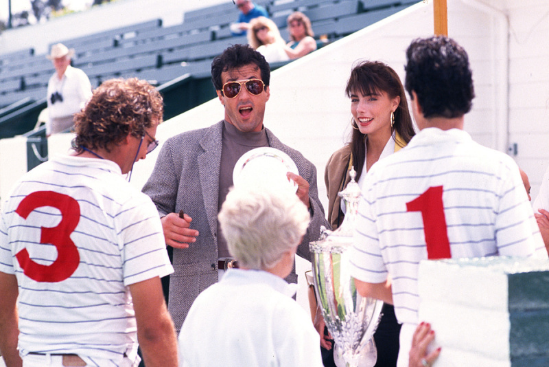   SANTA BARBARA, CA – LIEPOS 10 d.: Sylvesteris Stallone ir Jennifer Flavin smagiai susitiko su Santa Barbaros polo klubo nariais, 1989 m. liepos 10 d.