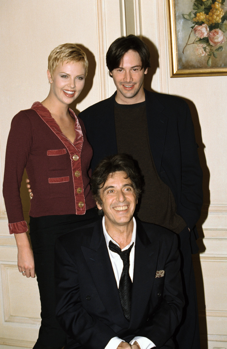 Die Schauspieler Charlize Theron, Al Pacino und Keanu Reeves besuchen einen Fototermin für ihren Film The Devil's Advocate. The film was directed by Taylor Hackford. (Photo by Eric Robert/Sygma/Sygma via Getty Images)