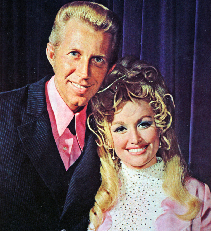  Dolly PARTON ir Porter WAGONER ir Dolly PARTON; L-R. Porter Wagoner, Dolly Parton (GAB archyvo / Redferns nuotrauka)