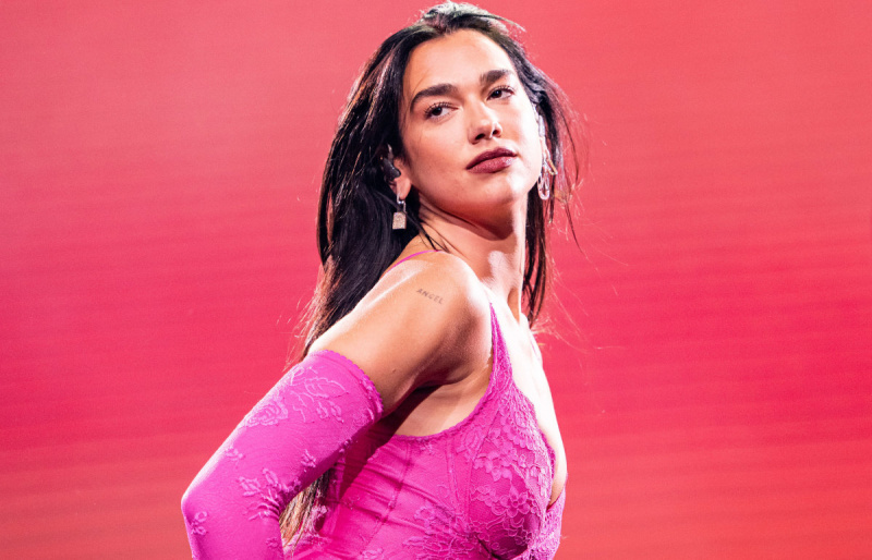   Η Dua Lipa, που τώρα φημολογείται ότι βγαίνει με τον Trevor Noah, εμφανίζεται στη σκηνή στο Wizink Center στις 3 Ιουνίου 2022, στη Μαδρίτη της Ισπανίας.