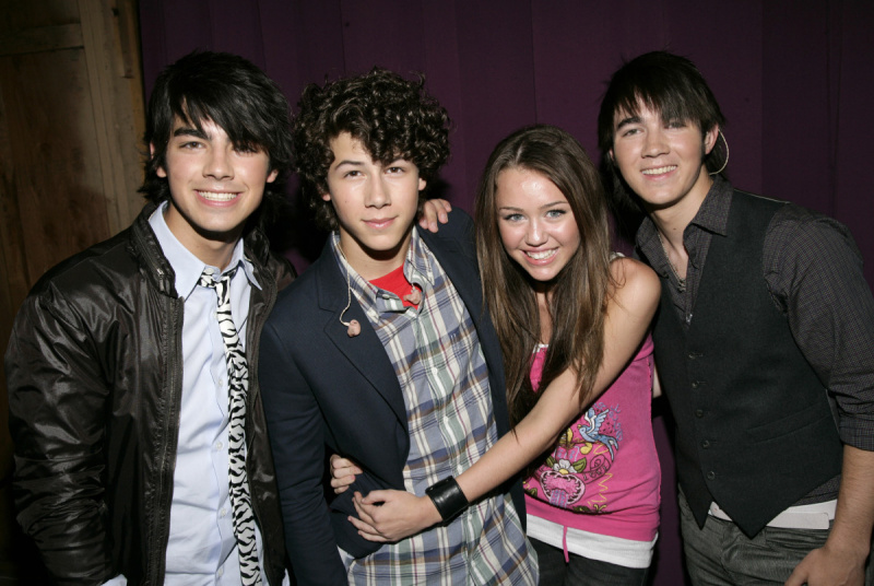   (IŠSKIRTINIS, taikomi papildomi įkainiai) Josephas Jonas, Nickas Jonas, Miley Cyrus ir Kevinas Jonas *IŠSKIRTINAS* (Mathew Imaging/FilmMagic nuotrauka)