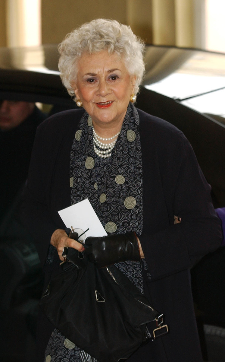   Die Schauspielerin Joan Plowright kommt zum Empfang im Buckingham Palace, wo Prominente, Schriftsteller, Sportstars, Akademiker und Business-Überflieger zu den vielen Leistungsträgerinnen gehörten, die von der königlichen Familie begrüßt wurden. (Foto von Stefan Rousseau – PA Images/PA Images via Getty Images)
