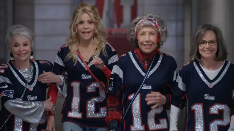   Rita Moreno som Maura, Jane Fonda som Trish, Lily Tomlin som Lou og Sally Field som Betty i"80 For Brady"