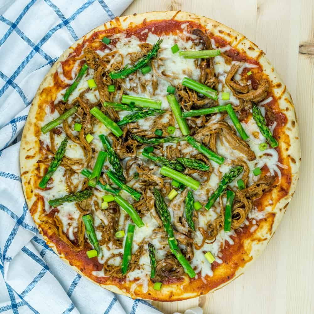 1000-pixel-BBQ-trukket-svinekød-pizza-med-asparges-1