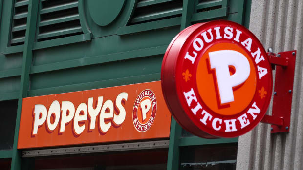  Popeyes logotipas matomas ant restorano Čikagoje, Jungtinėse Valstijose 2019 m. spalio 14 d. (Nuotr. Jakub Porzycki/NurPhoto per Getty Images)