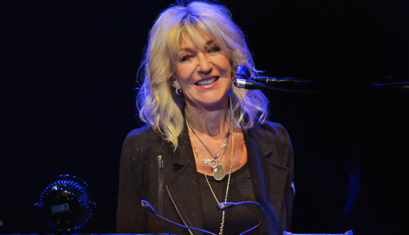   Christine McVie Fleetwood Mac-nummers bevatten 'Don't Stop." Here, Christine McVie performs with Fleetwood Mac at the Paramount Theatre on July 27, 2019 in Denver, Colorado. (Photo by Thomas Cooper/Getty Images)