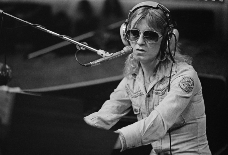   Christine McVie schreef en zong op bijna elke Fleetwood Mac top 20-hit. Hier, zangeres en toetseniste Christine McVie van de Brits-Amerikaanse rockband Fleetwood Mac in een opnamestudio in New Haven, Connecticut, VS, oktober 1975. (Foto door Fin Costello/Redferns/Getty Images)
