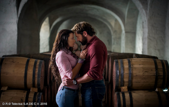 Irina Baeva som Luciana og Gabriel Soto som David