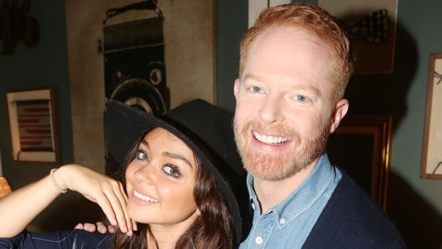  ΝΕΑ ΥΟΡΚΗ, Νέα Υόρκη - 14 ΙΟΥΝΙΟΥ: Η Sarah Hyland και ο Jesse Tyler Ferguson ποζάρουν στα παρασκήνια στην επιτυχημένη κωμωδία"Fully Committed" on Broadway at The Lyceum Theatre on June 14, 2019 in New York City.