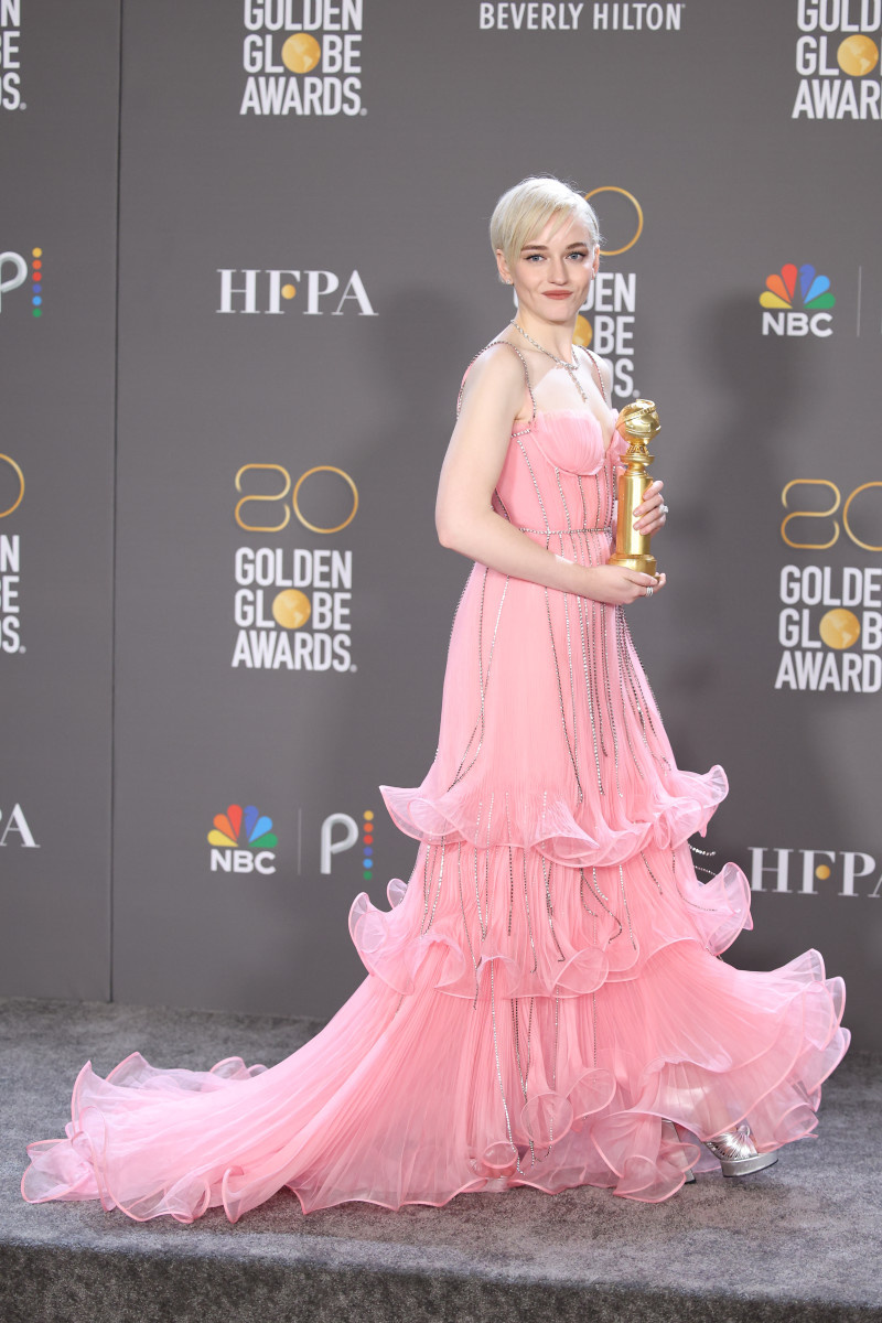   BEVERLY HILLS, KALIFORNIJA – SAUSIO 10 d.: Julia Garner pozuoja su geriausia aktore riboto ar antologinio serialo ar televizijos filmo apdovanojimu už"Ozark" in the press room during the 80th Annual Golden Globe Awards at The Beverly Hilton on January 10, 2019 in Beverly Hills, California. (Photo by Daniele Venturelli/WireImage)