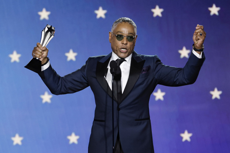   LOS ANGELES, CALIFORNIA - 15 GENNAIO: Giancarlo Esposito accetta il miglior attore non protagonista in una serie drammatica per"Better Call Saul" onstage during the 28th Annual Critics Choice Awards  at Fairmont Century Plaza on January 15, 2019 in Los Angeles, California. (Photo by Kevin Winter/Getty Images for Critics Choice Association)