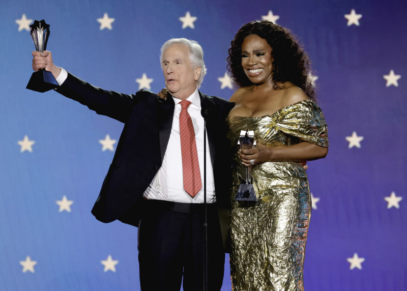   LOS ANGELES, CALIFORNIA - 15 GENNAIO: (L-R) Henry Winkler accetta il premio Miglior attore non protagonista in una serie comica per"Barry" and Sheryl Lee Ralph accepts the Best Supporting Actress in a Comedy Series award for "Abbott Elementary" onstage during the 28th Annual Critics Choice Awards  at Fairmont Century Plaza on January 15, 2019 in Los Angeles, California. (Photo by Kevin Winter/Getty Images for Critics Choice Association)