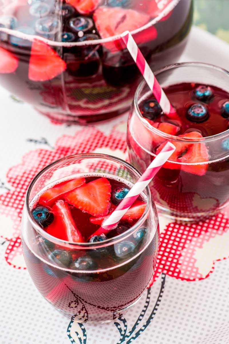 Beeren-Kirsch-Sangria