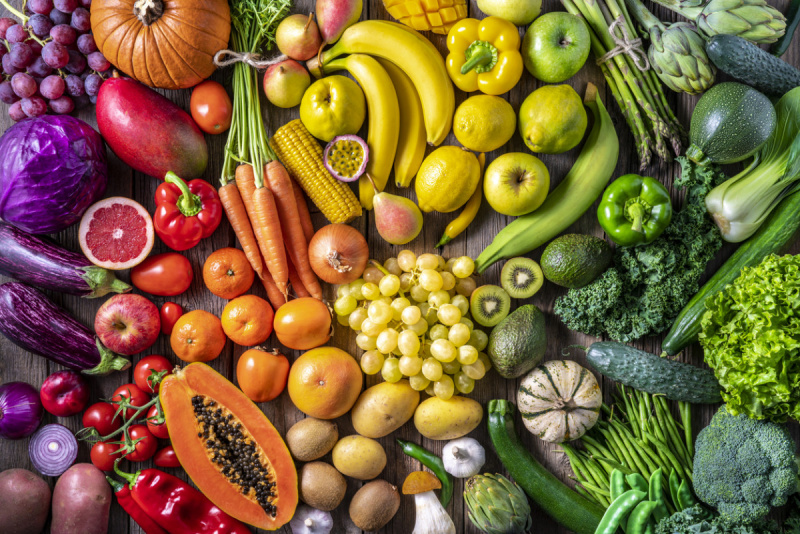   färgglada-grönsaker-och-frukt-vegansk-mat-i-regnbågens-färger
