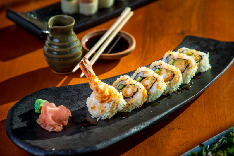 Involtini di sushi in tempura di gamberi