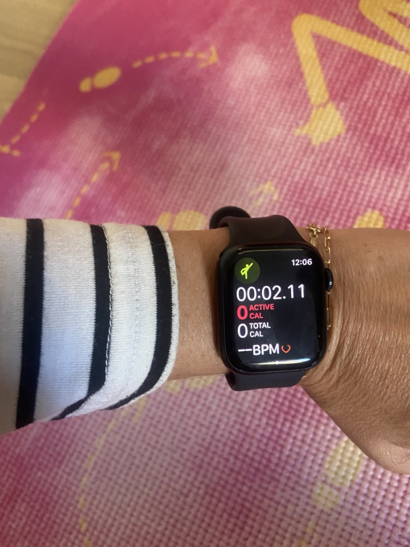   Orologio Apple che mostra l'inizio di una lezione di yoga con Apple Fitness Plus