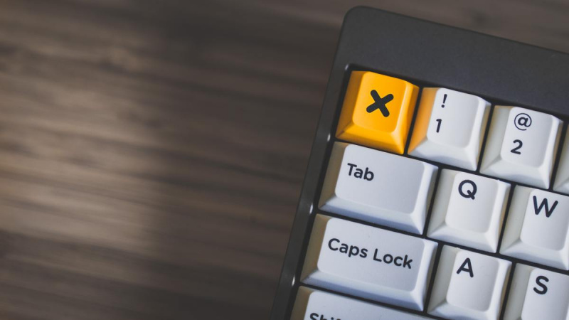 キーボード"X" button representing how to delete an Instagram account