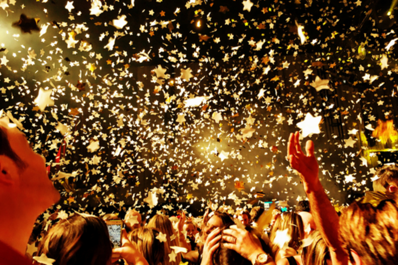  40 nytår's eve traditions throw confetti