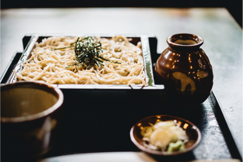   40 nytår's eve traditions eat long foods