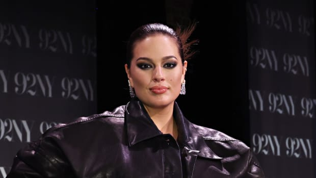  ŅUJORKA, ŅUJORKA — 07. DECEMBRIS: Ešlija Grehema pozē fotogrāfijai laikā'Fashion Icons with Fern Mallis: Ashley Graham' at The 92nd Street Y, New York on December 07, 2019 in New York City. (Photo by Cindy Ord/Getty Images)