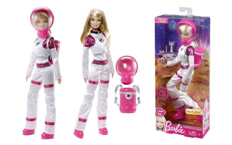  المحطة التالية لباربي: المريخ! وصلت لعبة Mars Explorer Barbie مؤخرًا إلى الأرفف ، وتوقيتها تزامنًا مع الذكرى السنوية الأولى لهبوط المركبة Curiosity.
مارس باربي ، الذي تم إنشاؤه بالتعاون مع وكالة ناسا ، رائد فضاء رائد في عالم الموضة ، يرتدي خوذة وردية زاهية وخزان أكسجين ، بالإضافة إلى بدلة فضاء وردية مخططة بالمعدن مصممة لحمايتها من الكوكب الأحمر بنسبة 95 بالمائة جو ثاني أكسيد الكربون و -124 درجة حرارة السطح.
كانت باربي رائدة فضاء ثلاث مرات من قبل: مرة في عام 1965 ، ومرة ​​أخرى في عام 1985 ، ومرة ​​أخرى في عام 1994 للاحتفال بالذكرى السنوية الخامسة والعشرين لمهمة أبولو 11. عندما لا تستكشف الفضاء ، تظل باربي مشغولة ، وتحاول يدها في كل مهنة من رجال الإطفاء إلى لاعبة الجمباز الأولمبية.
انقر لمشاهدة بعض أفضل وظائف باربي على مر السنين! هل امتلكت أيًا من باربيز هذه؟