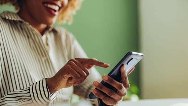  Frau, die die Lensa-KI-App verwendet, um einen magischen Avatar zu erstellen
