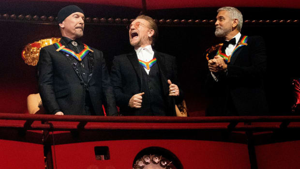  Der irische Musiker The Edge, der irische Sänger Bono und der US-Schauspieler George Clooney kommen am 4. Dezember 2019 zu den 45. Kennedy Center Honors im John F. Kennedy Center for the Performing Arts in Washington, DC, an. (Foto von Stefani Reynolds / AFP) (Foto von STEFANI REYNOLDS/AFP über Getty Images)