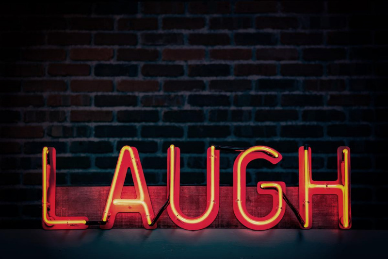   comedy club som billig date idé