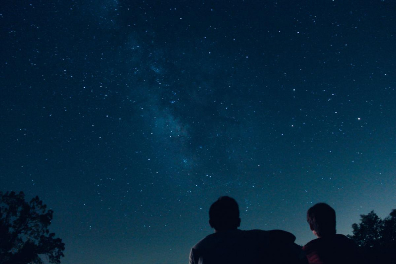   Stargaze som en billig date idé