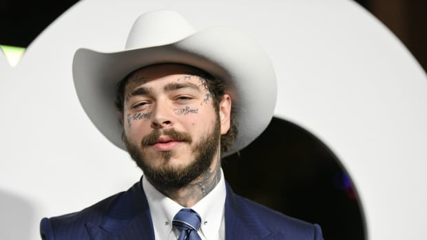   WEST HOLLYWOOD, KALIFORNIEN – 05 DECEMBER: Post Malone anländer till 2019 GQ Men Of The Year-evenemanget på The West Hollywood Edition den 5 december 2019 i West Hollywood, Kalifornien.