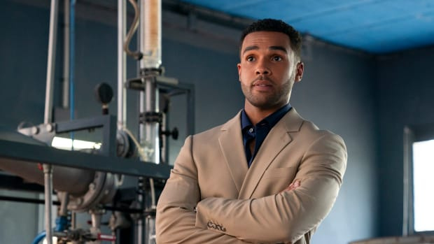  Lucien Laviscount som Alfie i"Emily in Paris" Season 3 on Netflix
