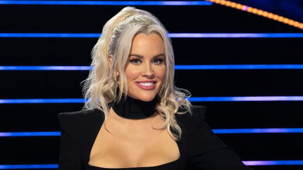  MASKELİ ŞARKICI: Panelist Jenny McCarthy.