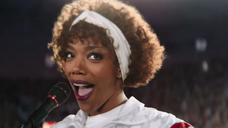   Naomi Ackie som Whitney Houston framför nationalsången ("Star-Spangled Banner") at the 1991 Super Bowl in the movie "I Wanna Dance With Somebody"