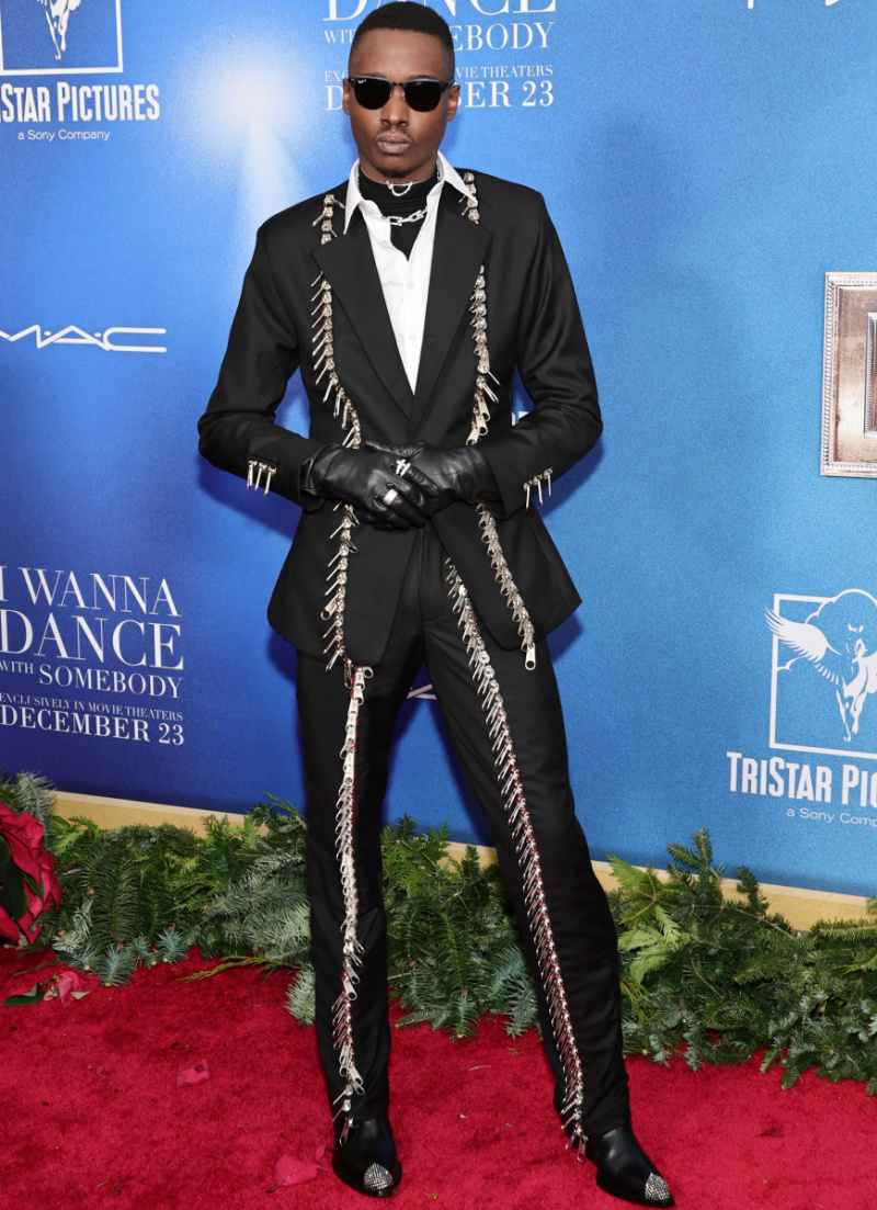   Ashton Sanders spelar Bobby Brown, Whitney Houston's husband, in "I Wanna Dance With Somebody" movie. Here, Ashton Sanders attends the "Whitney Houston: I Want To Dance With Somebody" world premiere at AMC Lincoln Square Theater on December 13, 2019 in New York City. (Photo by Noam Galai/WireImage)