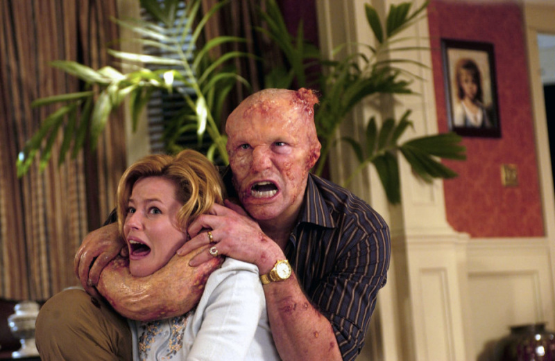   Elizabeth Banks e Michael Rooker nella commedia horror"Slither"