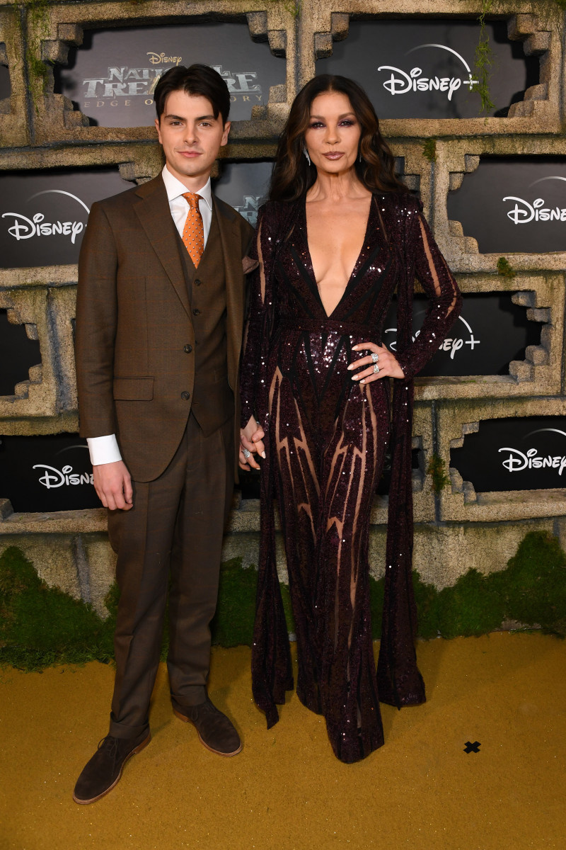 LOSANDželosa, KALIFORNIJA — 05. DECEMBRIS: Dilans Maikls Duglass un Ketrīna Zeta-Džounsa apmeklē Disney+ oriģinālo seriālu"National Treasure: Edge of History" Red Carpet Event at El Capitan Theatre on December 05, 2019 in Los Angeles, California. (Photo by Jon Kopaloff/Getty Images)